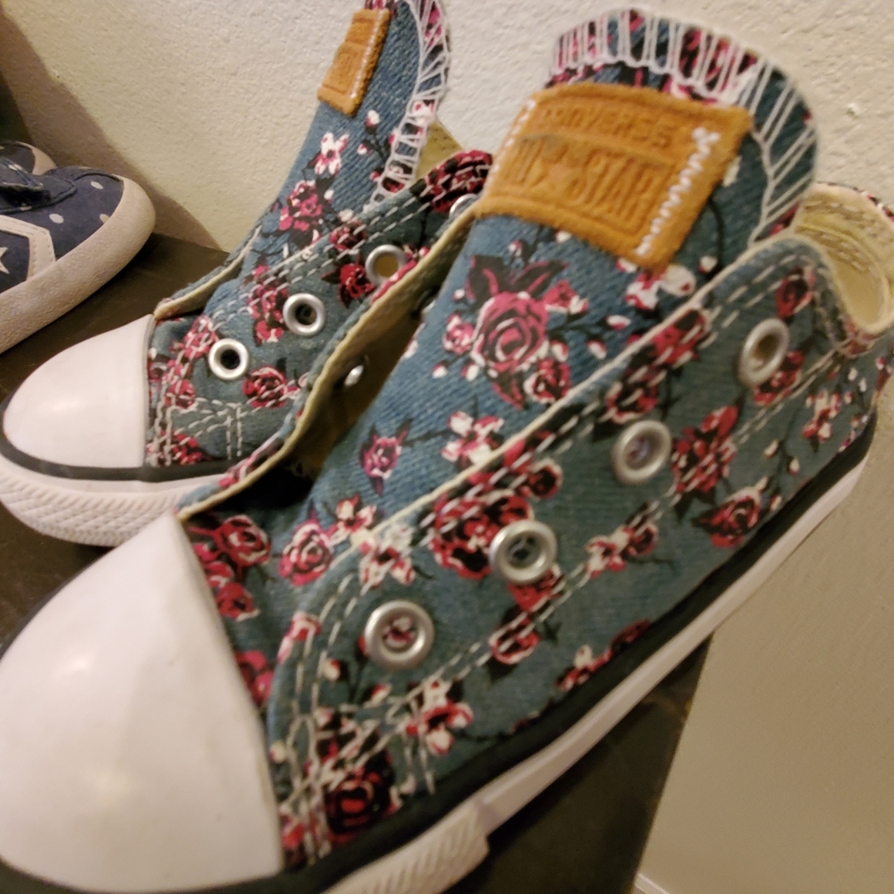 Girls rose converse